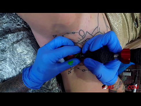 ❤️ Extremadamente tatuado hottie Sully Savage consiguió un tatuaje en su clítoris Super porno en es.xxxner.ru ❌️